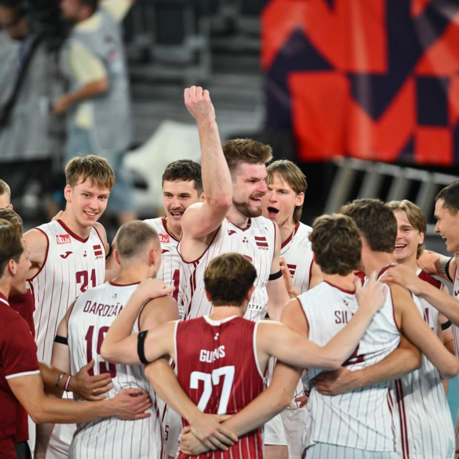<p>Latvijas volejbola izlase nodro&scaron;ina vietu Eiropas čempionāta astotdaļfinālā</p>